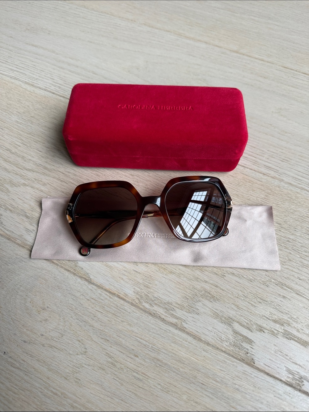 Carolina Herrera HER 0347/S - SX7/HA Light Havana | Sunglasses